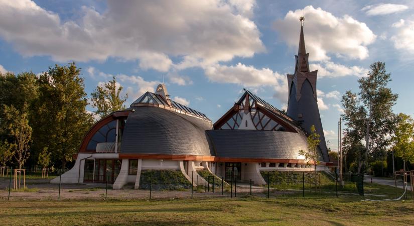Hamarosan felszentelik a Makovecz Imre tervei alapján épült pesterzsébeti református templomot