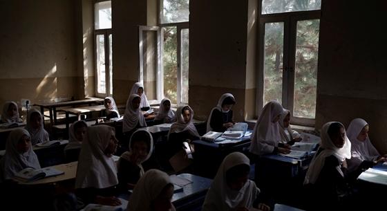 Nem engedték vissza a lányokat a középiskolákba a tálibok