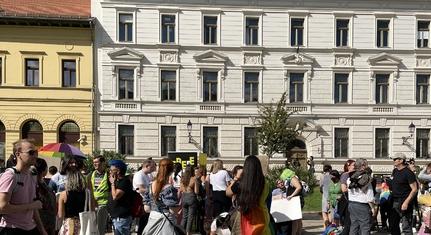 Pécs Pride: Steiner Kristóf mondott beszédet a Szent István téren - “Összetartozunk. Össze is kell fogni, így építhetünk jobb világot, jobb országot”