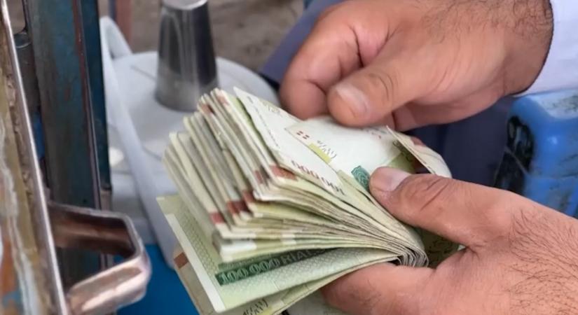 Válságban az afgán gazdaság: sokan iráni pénzre váltanak