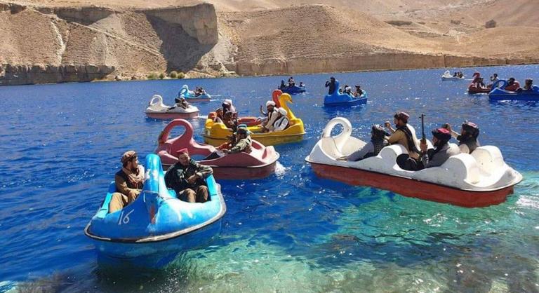 Ilyet még nem látott: gépfegyveres tálibok vízibicikliznek a nemzeti parkban
