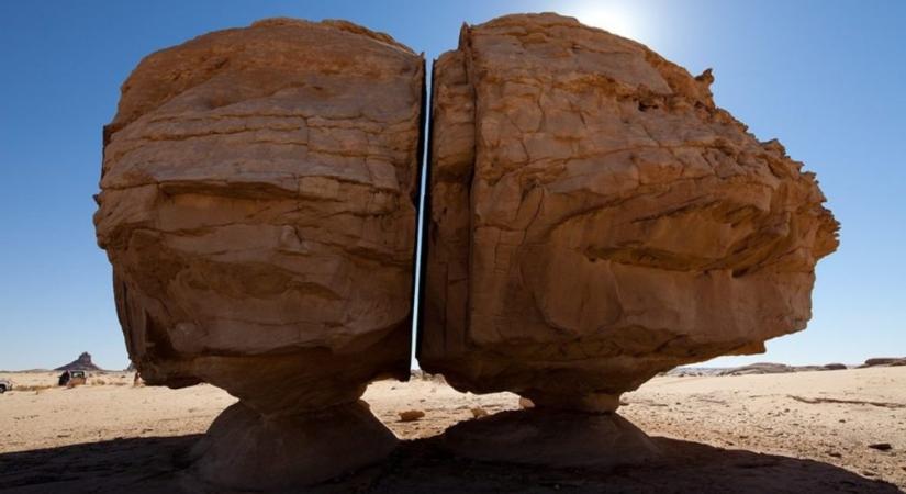 Rejtély a sivatag közepén: olyan, mintha kettévágták volna ezt a sziklát