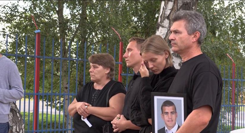 Motorosok emlékeztek az öngyilkos vajai fiúra a baktalórántházi iskola előtt (videó)