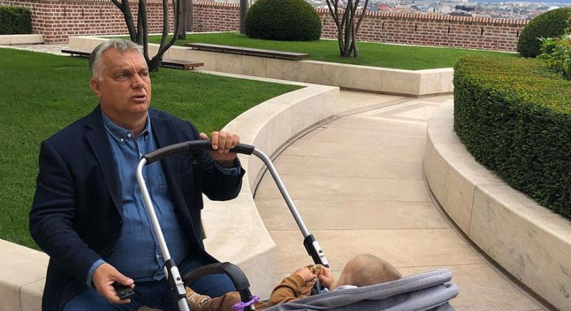 Orbán Viktor a legkisebb unokájával fotóztatta magát