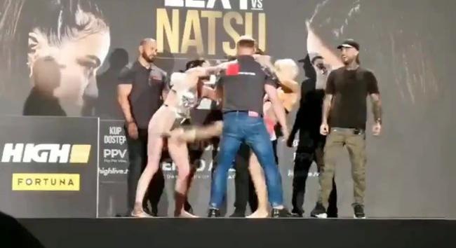 Műpéniszt dugott az orra alá: Szexjátékkal cukkolta riválisát a női MMA-s – 18+ videó