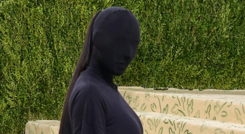Így nézett ki Kim Kardashian a fekete maszk alatt