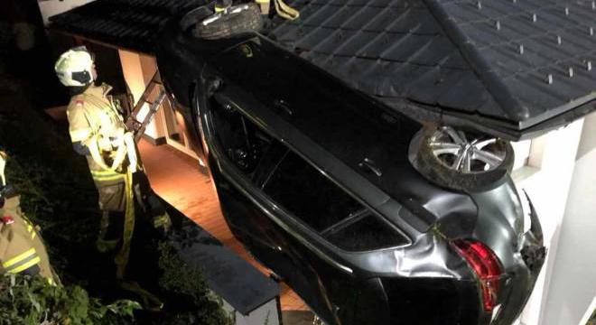 Az erkélyen kötött ki a részeg tinédzser autója – fotók