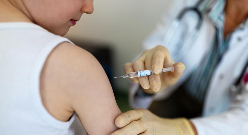 Itt a friss jelentés: ilyen mellékhatásai vannak a fiatalokra a Pfizer vakcinának