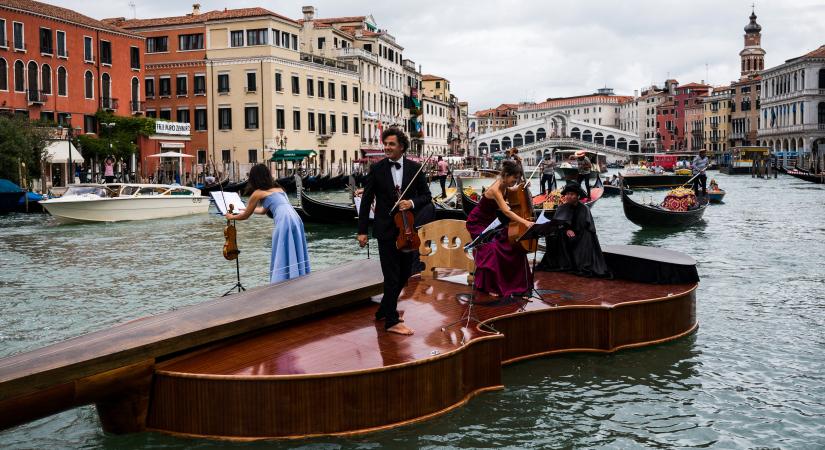 Hatalmas úszó hegedűn koncerteztek Velencében - képek