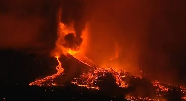 Élő videó, ahogy ömlik a láva a kitört vulkánból a Kanári-szigeteken