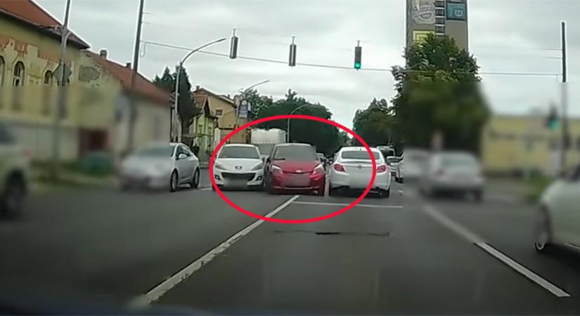 Ki akartak kerülni egy autót Miskolcon, ami ezután jött, az két vétlen sofőrnek is horror volt - videó
