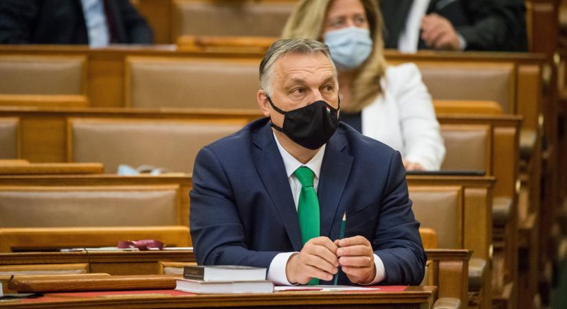 A parlamentben beszél Orbán Viktor délután a friss döntésekről