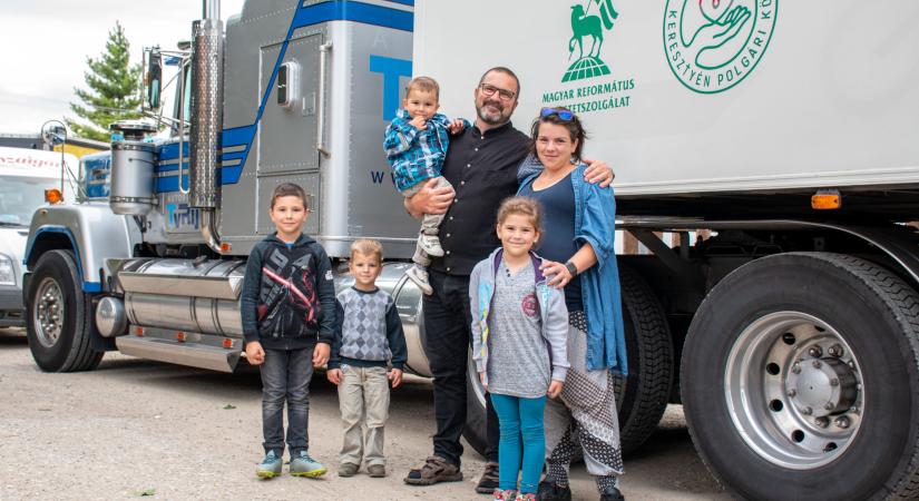 Újabb adományokkal teli holland kamion érkezett Tiszaderzsre