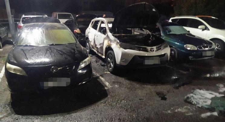 Felgyújtottak egy gépkocsi parkolót ismeretlenek éjjel Poltavában, hat autó kiégett