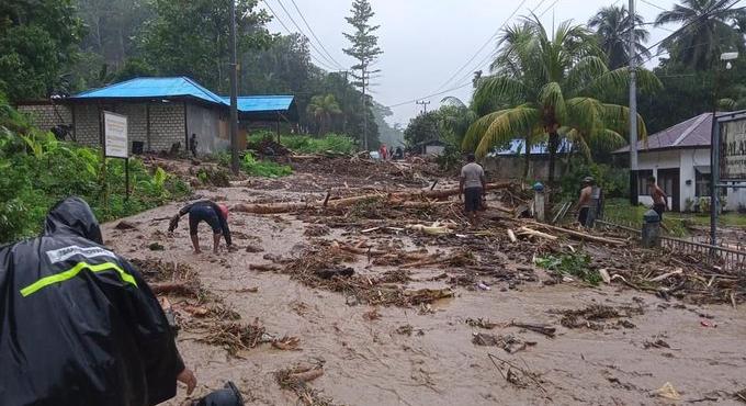 Több, mint 2500 házat tartolt le a vihar Indonéziában