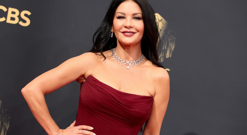 Az 51 éves Catherine Zeta-Jones gyönyörű volt az Emmy-gálán: képeken az est legszebb ruhái