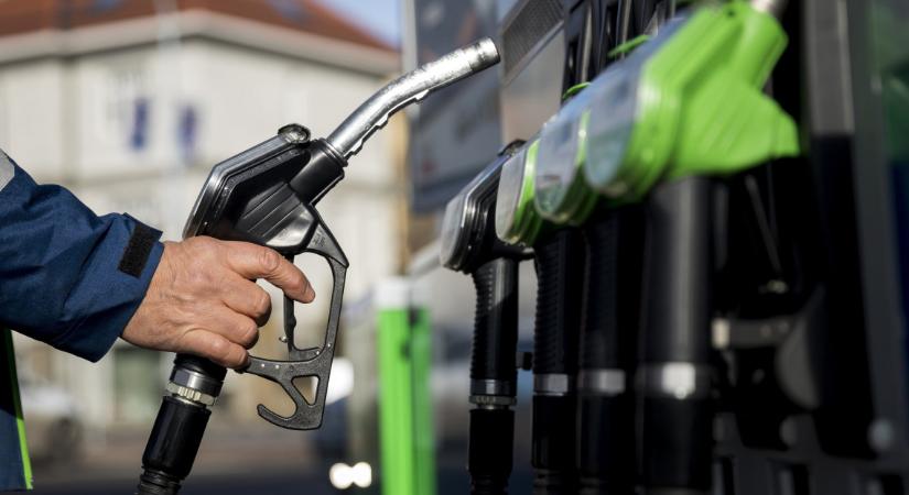 Újabb emelés szerdán a benzikutakon: történelmi csúcson lesz a gázolaj ára