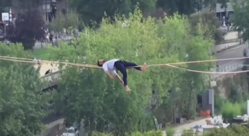 Hetven méter magasban sétált át a Szajna fölött egy kötélen – videó