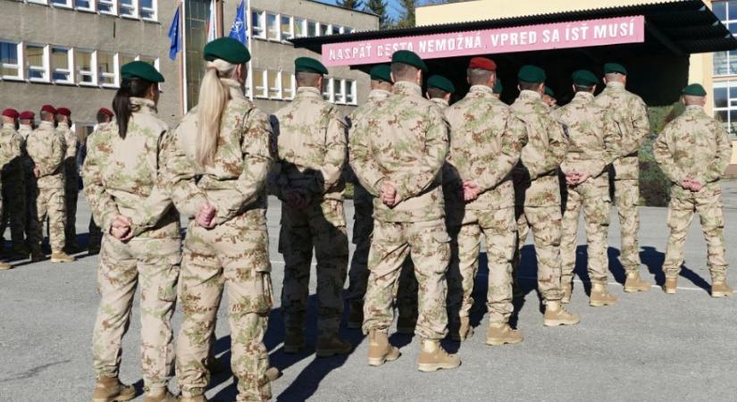 A védelmi miniszter a seregtől való elbocsátást is kilátásba helyezte az oltást elutasító katonáknak