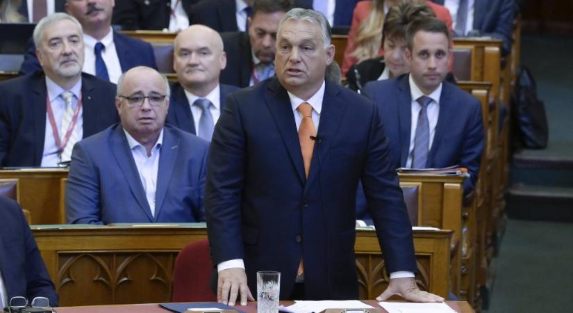 Orbán részleteket olvasott fel az őszödi beszédből, de a káromkodásoknál elhallgatott