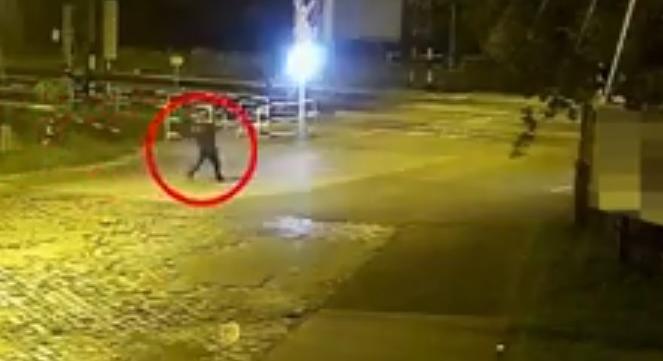 Így törölte meg a fűben a gyilkosság után a véres kést Budapesten a vasúti átjáró mellett – megrázó videó