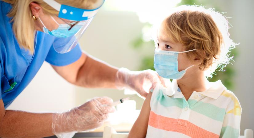 Újabb információ derült ki a Pfizer és a BioNTech vakcinájáról: így hat a gyerekekre