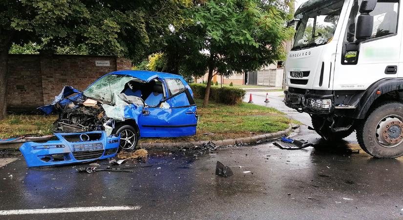 Személyautó, kishaszongépjármű és egy teherautó ütközött Békéscsabán