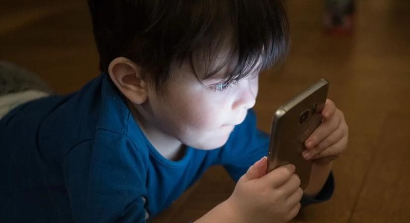 Radikálisan korlátozzák a gyerekeknek a közösségi média használatát Kínában