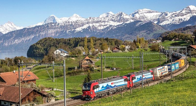 Dübörög a vasúti árufuvarozás az Alpokban