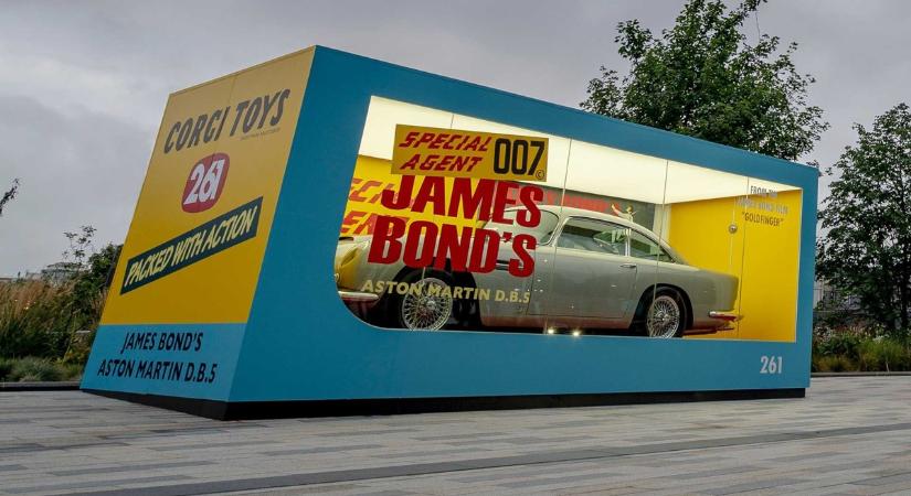 Bedobozolták James Bond legendás Aston Martinját