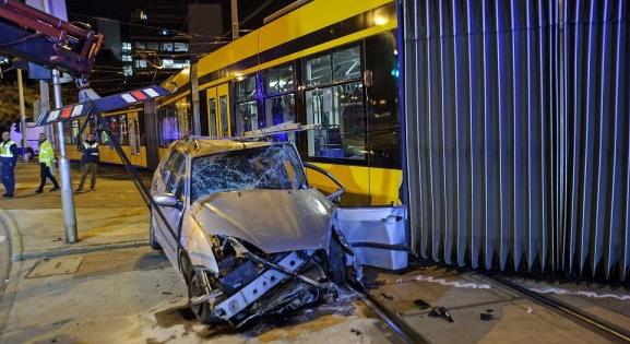 Brutális fotó: autóval ütközött a villamos éjjel Budapesten