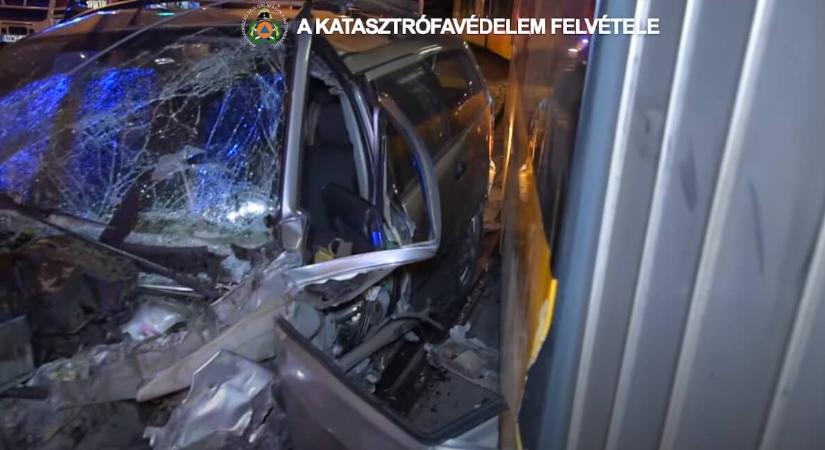 Videón a villamossal karambolozott totálkárosra tört autó Budapesten: tűzoltók mentették ki a sofőrt