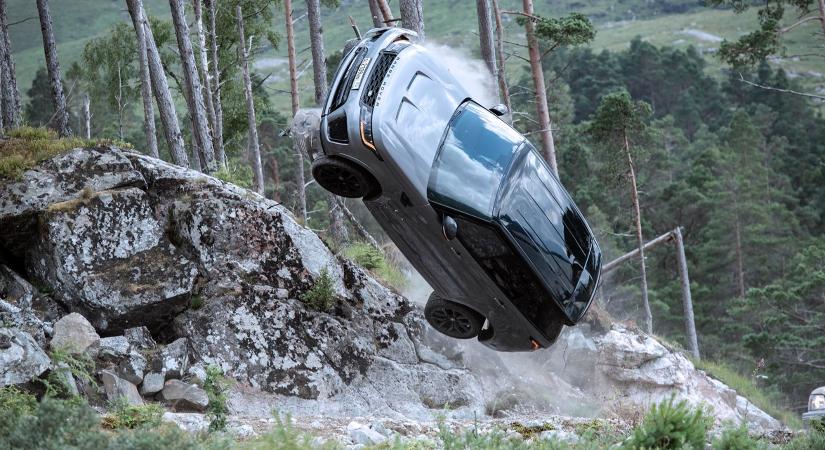 Csak úgy hullanak a Range Roverek az új James Bond-filmben