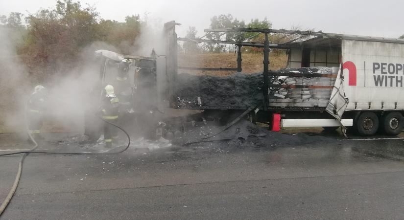 Helyszíni videón az M1-esen kiégett kamion