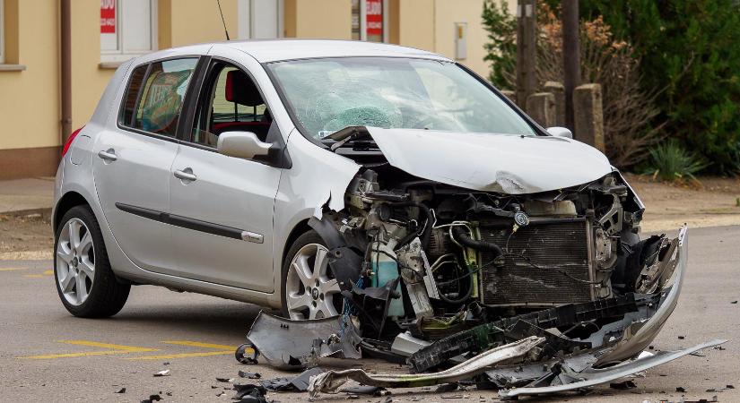 Durva baleset Tázláron: a biztonsági öv mentette meg a sofőrt