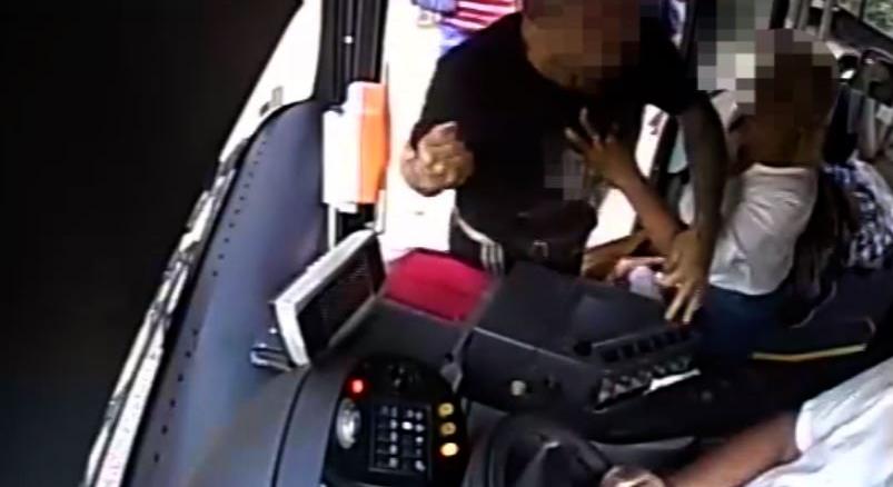 A kamera előtt kezdte el ütni a kaposvái buszsofőrt az agresszív utas – videó