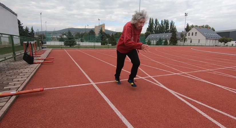 PÉLDAKÉP! Marika néni 85 (!) évesen is napi szinten fut, sőt versenyezni is jár