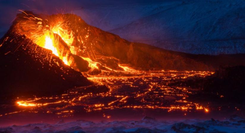 Vulkánkitörés – 6 hónapja folyamatosan özönlenek a turisták az izlandi vulkánhoz