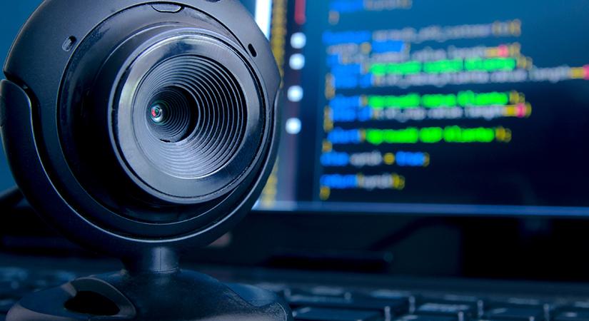 Nagy a baj! – Sok magyar webkameráját láthatják a hackerek egy biztonsági rés miatt