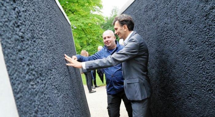 Koronavírus-emlékművet lepleztek le az ausztriai Graz-ban