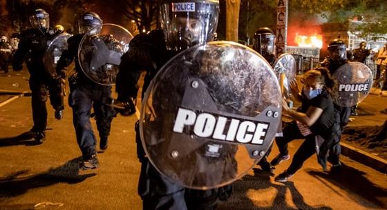 Mégsem lesz rendőrségi reform Amerikában: marad a fojtófogás, nem lesz országos lista a túlkapásokról