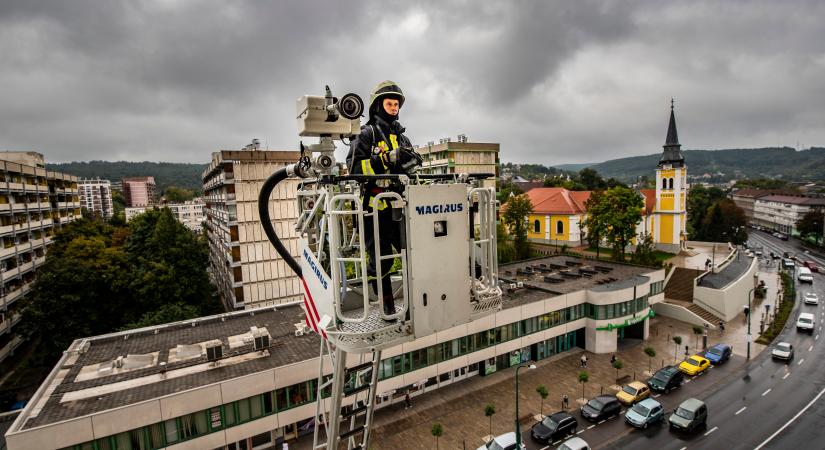 Videón, ahogy szédítő magasságban gyakorlatoztak a nógrádi tűzoltók