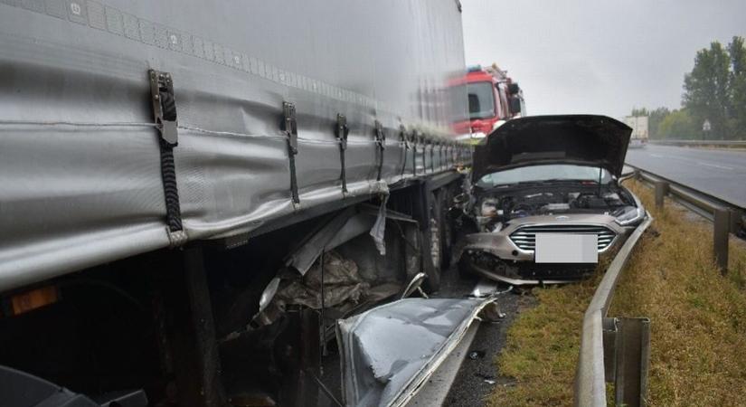Kamion préselt fel egy vétlen autóst az M1-es szalagkorlátjára