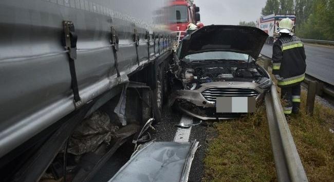 Borzalmas baleset az M1-es autópályán: szalagkorlátnak préselte a kamion a vétlen autóst