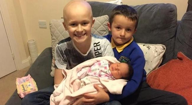 Szívszorító: a 9 éves rákos kisfiú kitartóan küzdött, hogy életben maradjon, amíg a kishúga megszületik