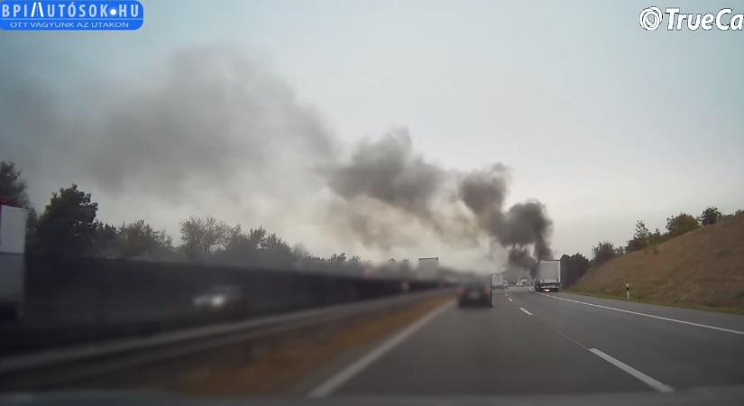 Videón az M1-esen kigyulladt és lángoló kamion