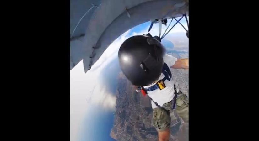 Beverte a fejét a repülő szárnyába a kiugró ejtőernyős - videó
