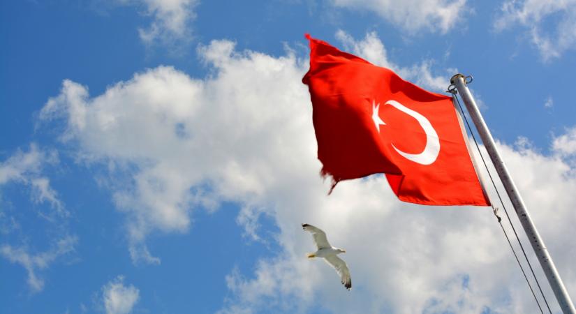 Váratlanul kamatot vágott a török jegybank, történelmi mélypont közelébe bukott a líra