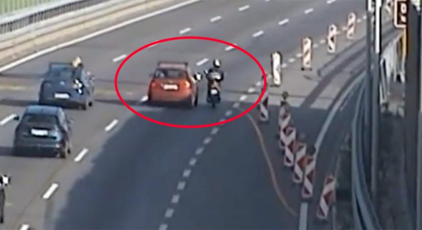 Elképesztő motoros balesetet rögzített egy kamera az M0-son, de vajon ki volt a hibás? - videó