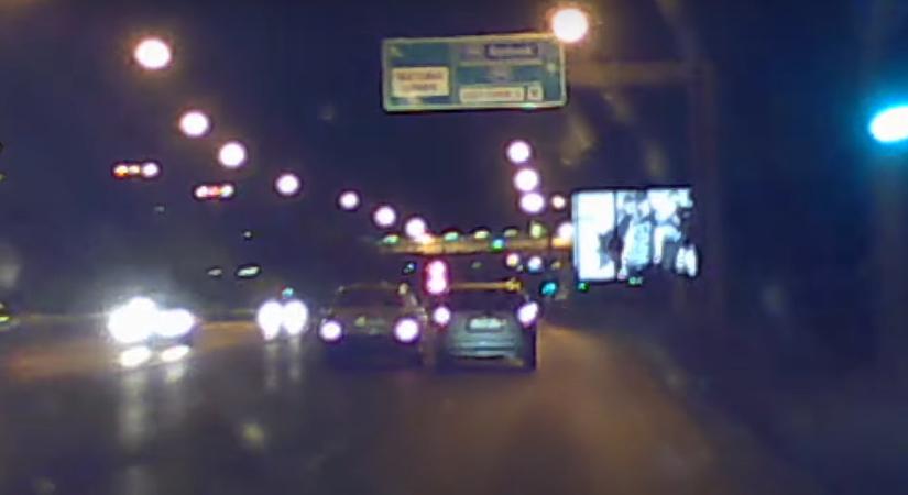 Videó: szándékosan ment neki egy autós a másiknak a Liszt Ferenc Repülőtérre vezető úton
